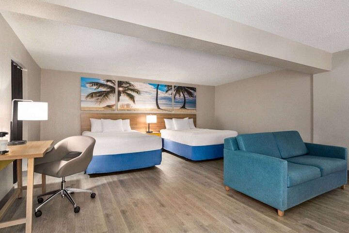 1 Queen Bed (6 of 11)