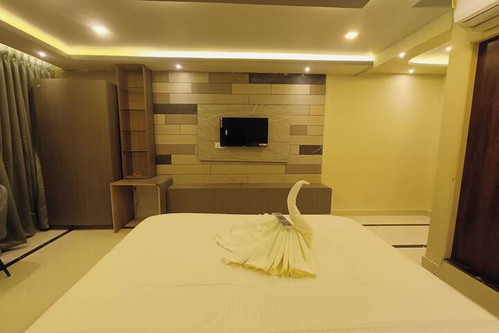 Room 7 of 12