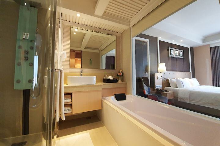 Room 32 of 66