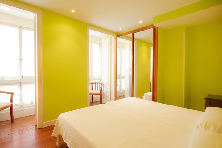 Room 9 of 27