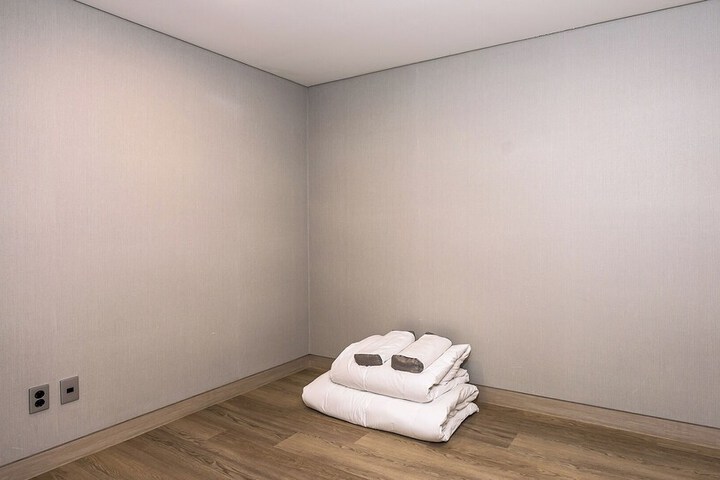 Room 15 of 108
