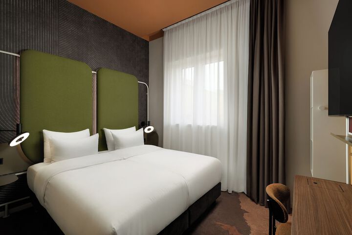 Room 20 of 170
