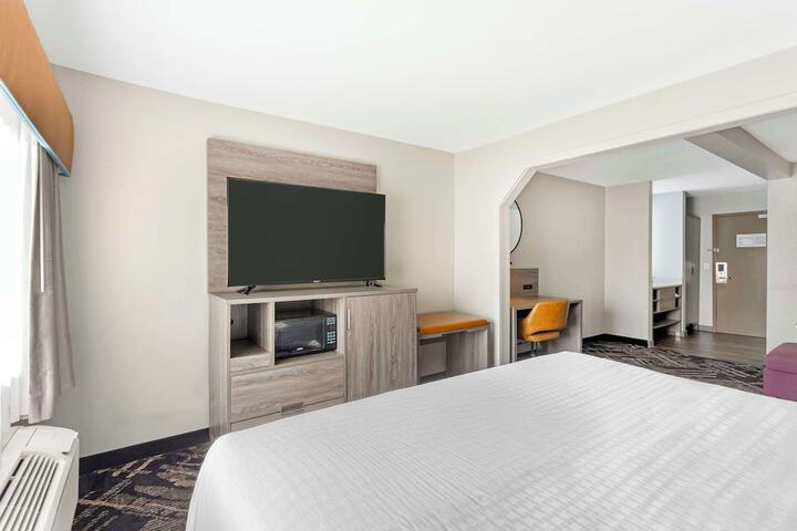 2 Queen Accessible Bathtub Microwave, Refrigerator WiFi Continental Breakfast (5 of 21)
