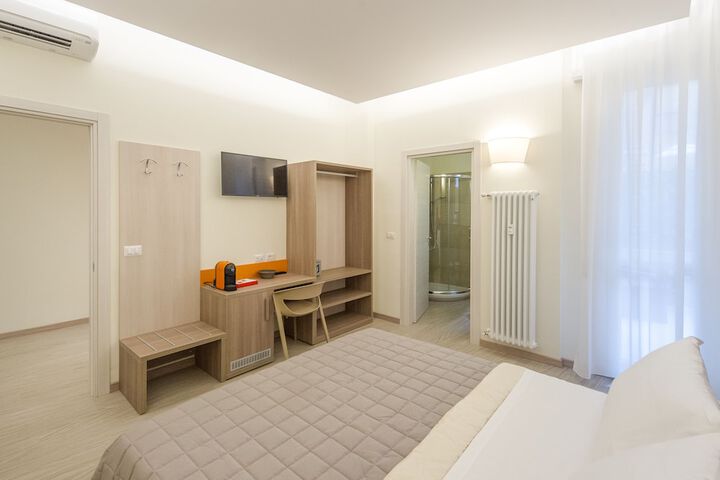 Room 13 of 34
