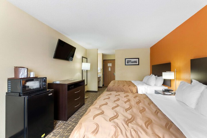 1 Queen Bed (3 of 8)