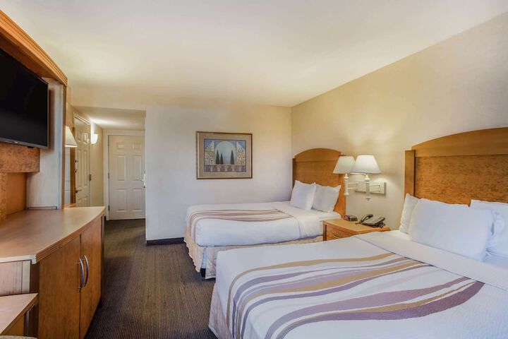 2 Double Beds (4 of 5)