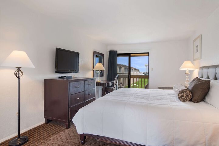 1 King Bed (7 of 7)