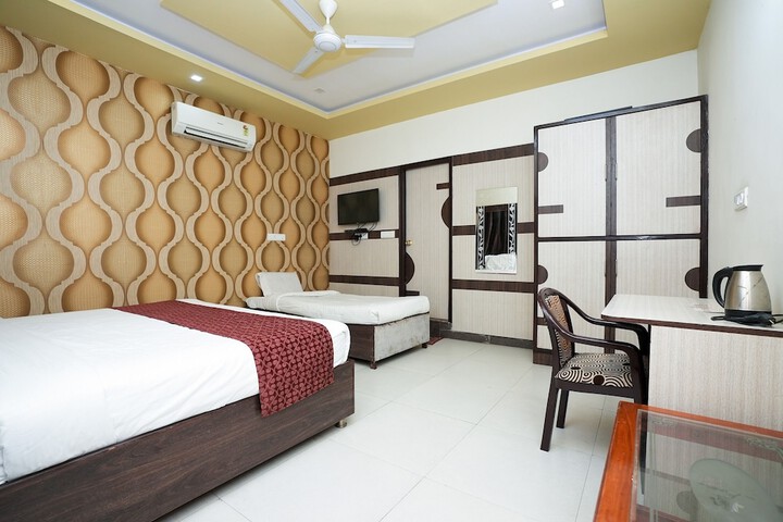 Room 13 of 33