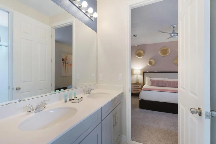Room 10 of 28