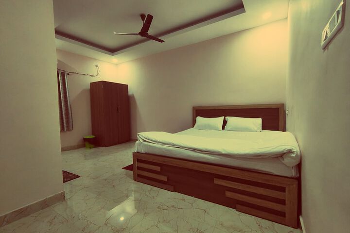 Room 8 of 12
