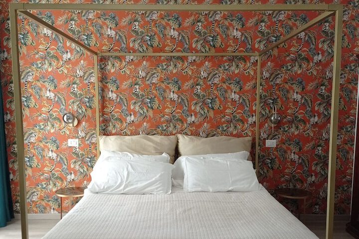 Room 16 of 28
