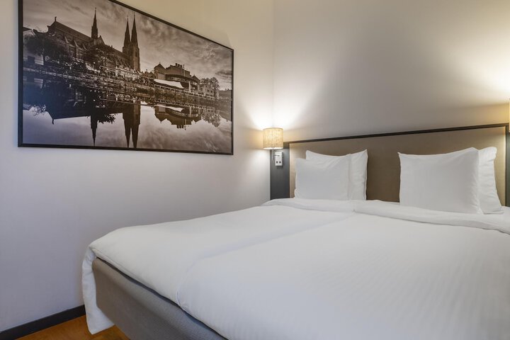 Room 33 of 249