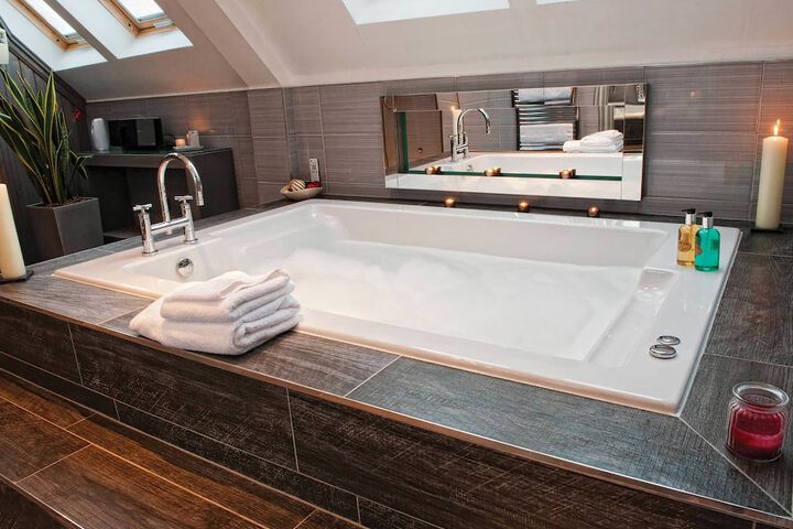 Jetted tub