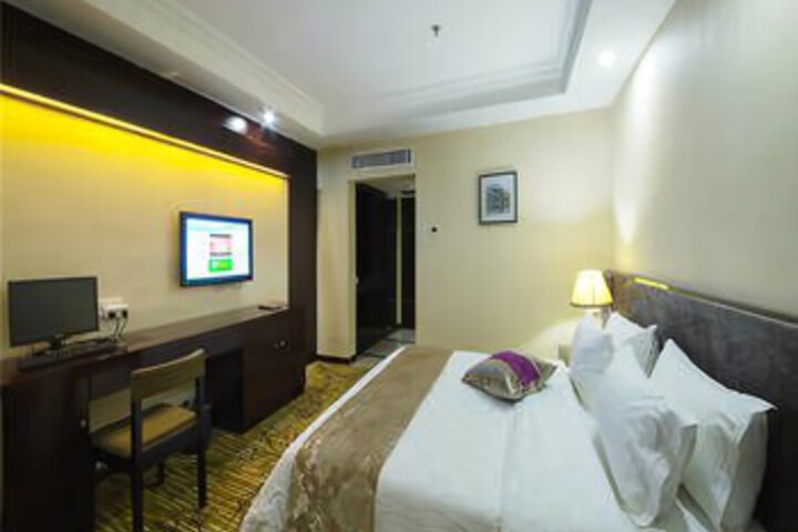 Room 5 of 8