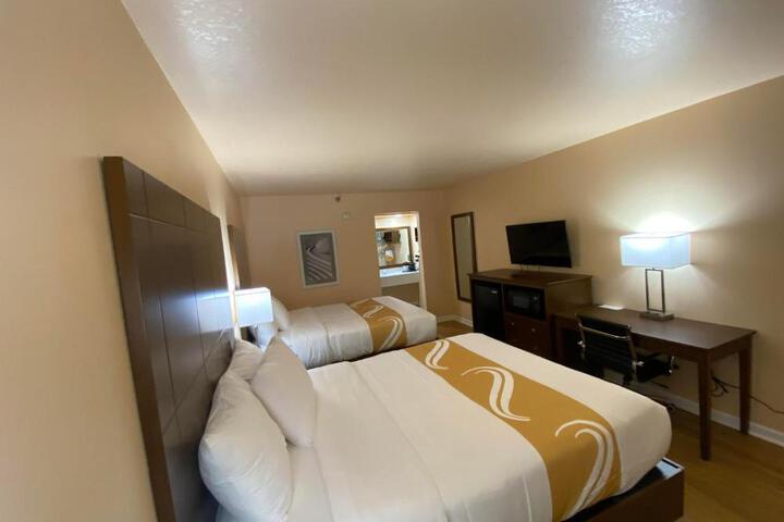 1 Queen Bed Accessible (13 of 14)