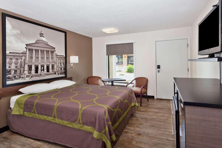 1 Queen Bed (2 of 5)