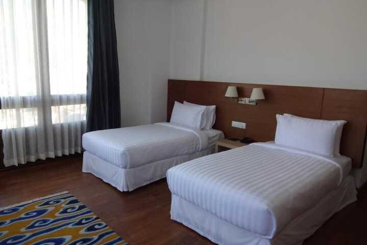 Room 6 of 33