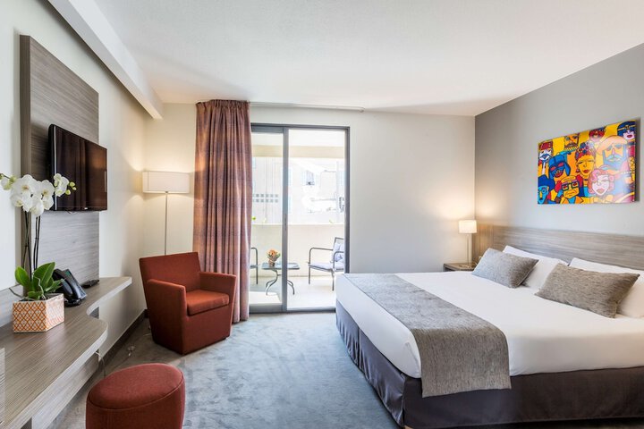 Room 10 of 76
