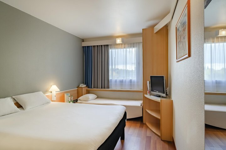 Room 28 of 77