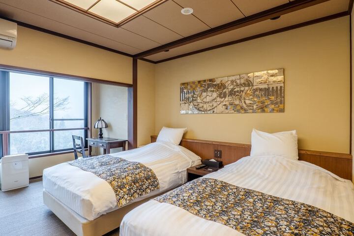 Room 28 of 102