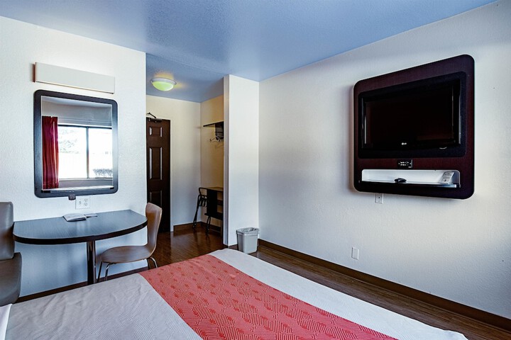 1 Queen Bed (4 of 9)