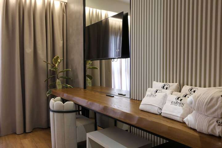 Room 5 of 112
