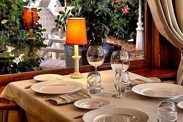 Dining 25 of 32