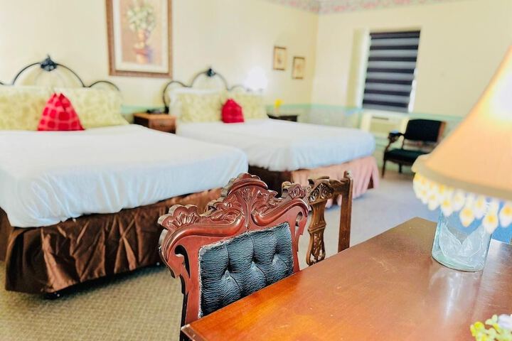 Deluxe Queen Bed (8 of 26)