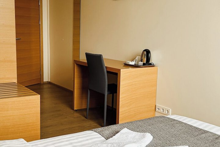 Room 7 of 77