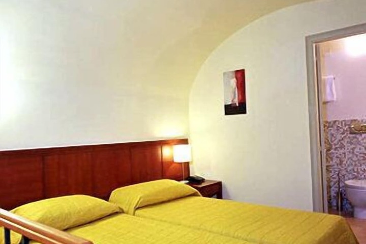 Room 6 of 33