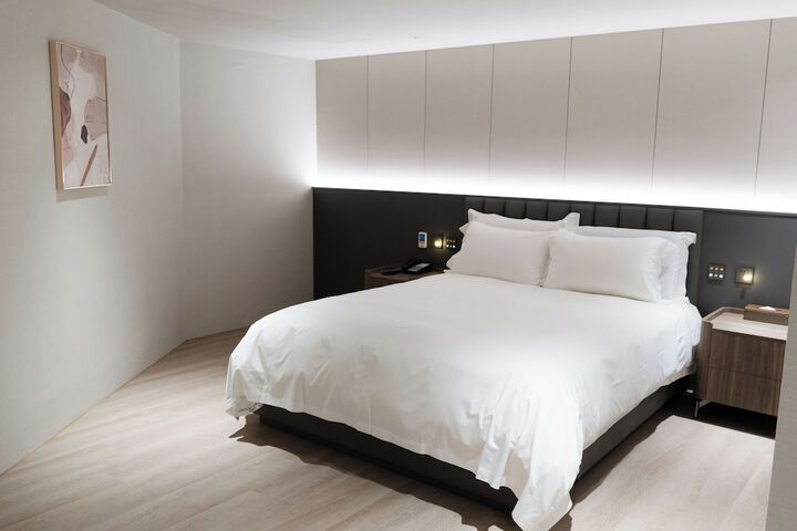 Room 27 of 83