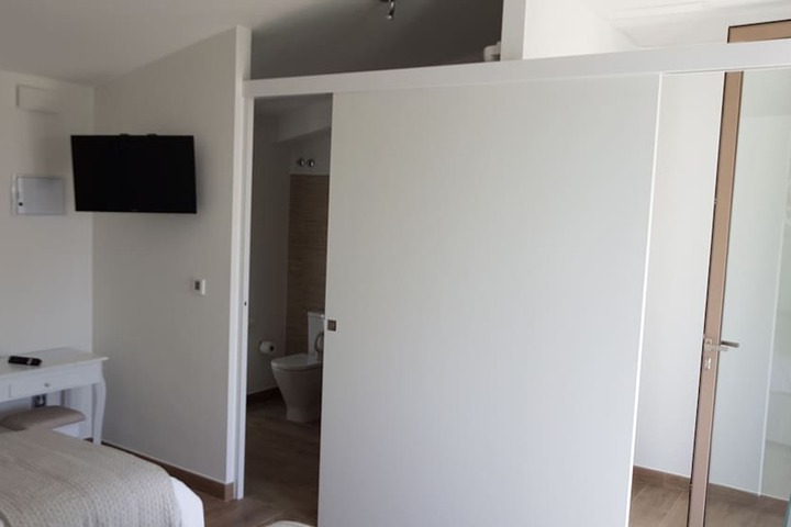 Room 6 of 106
