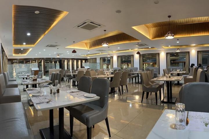 Dining 8 of 14