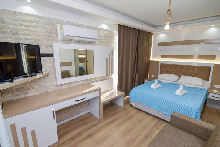 Room 6 of 16