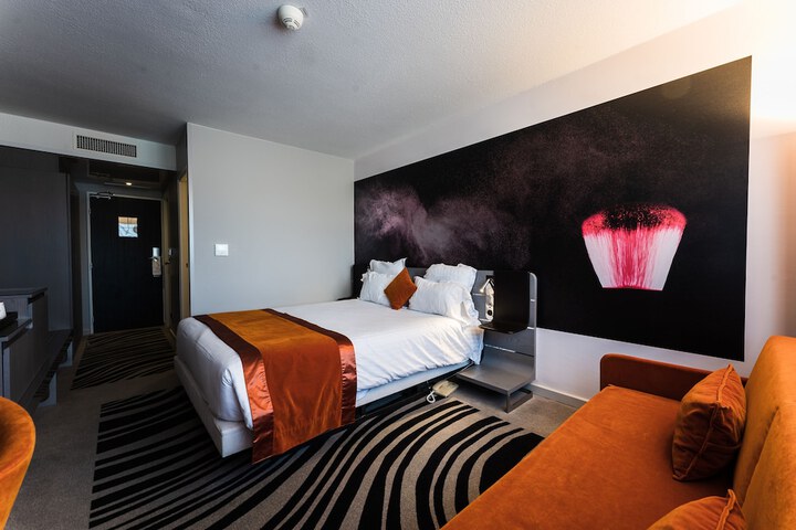 Room 10 of 84
