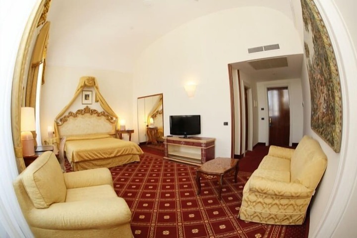 Room 8 of 39