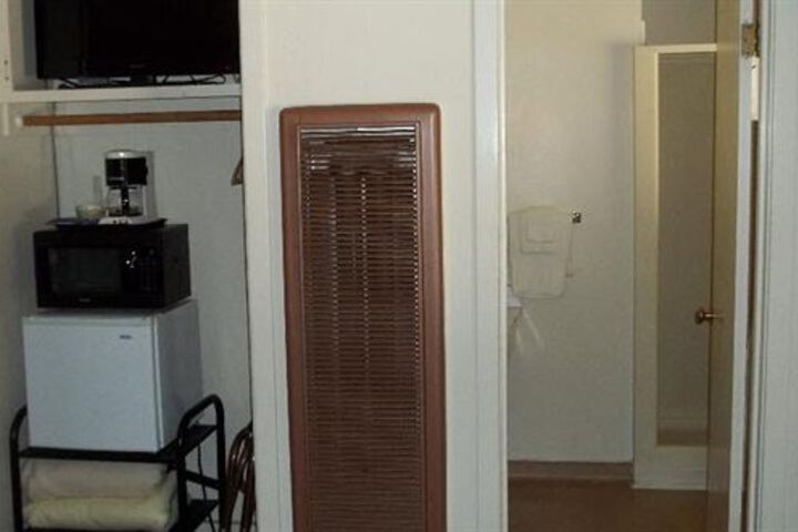 Room 6 of 10