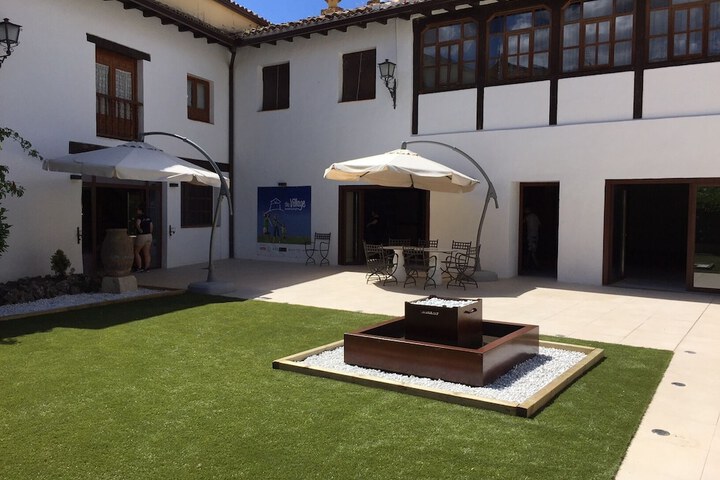 Hotel Exterior 103 of 131
