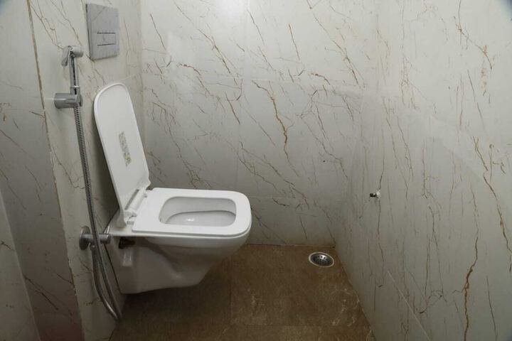 Room 6 of 16