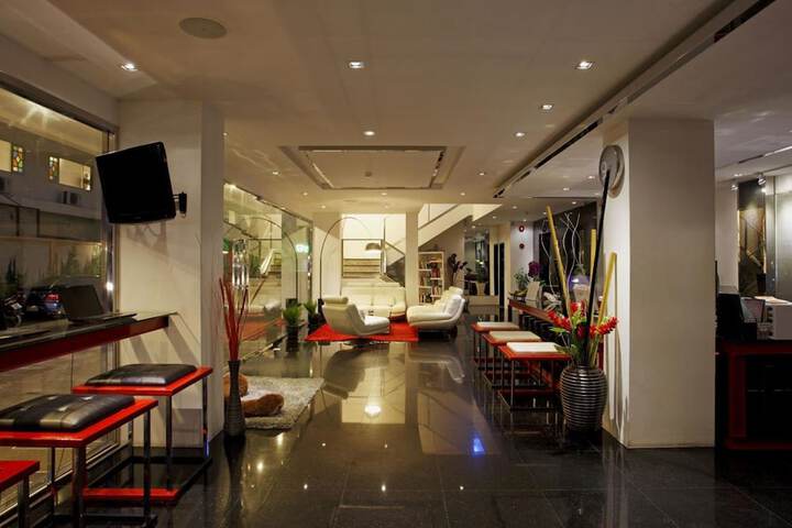 Lounge 65 of 78