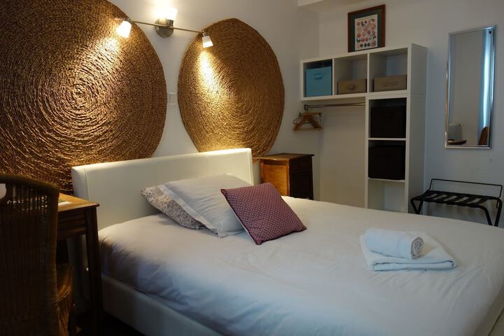 Room 6 of 18