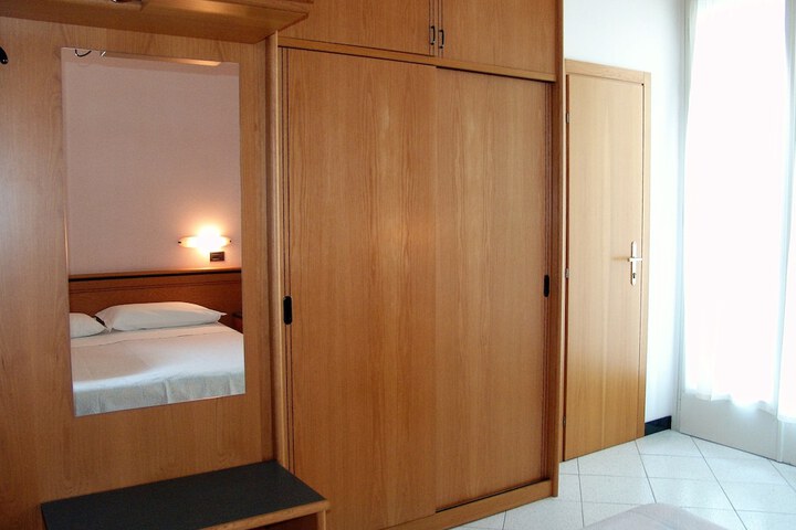 Room 5 of 42