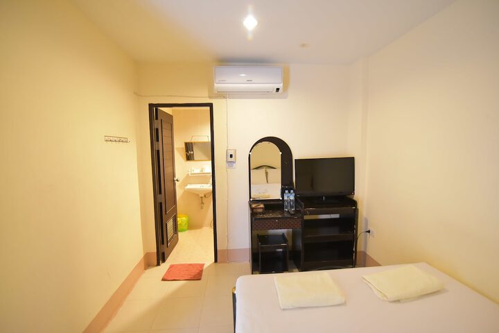 Room 6 of 28