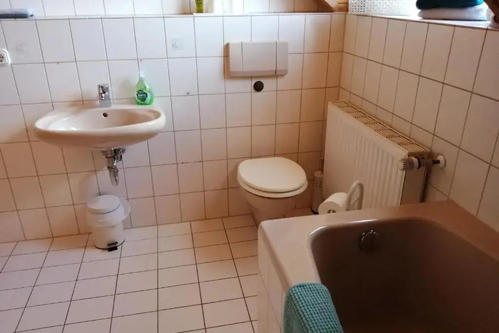 Room 6 of 10