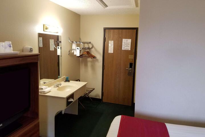 1 Queen Bed (3 of 21)