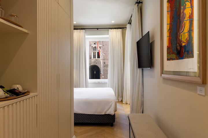 Room 40 of 141