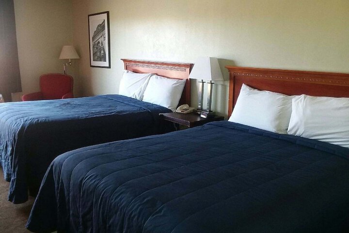 2 Queen Beds (6 of 7)