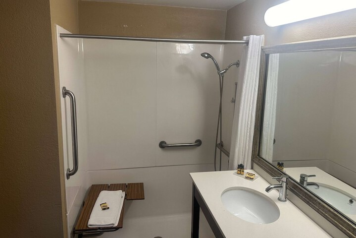 1 King Bed Mobility Hearing Accessible Room Roll in Shower Non-Smokinga (3 of 22)