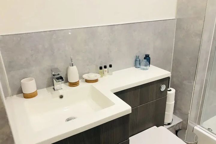 Room 5 of 8