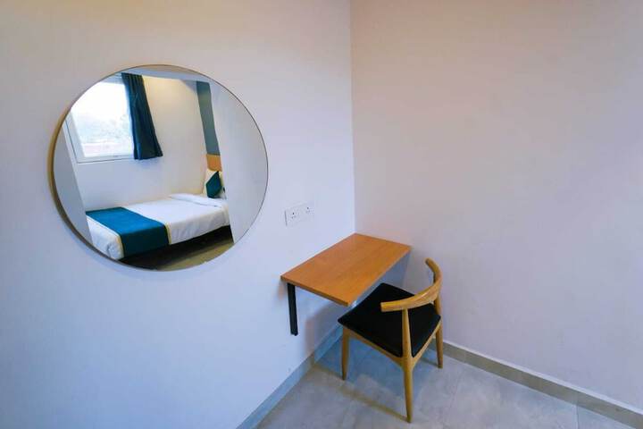 Room 6 of 18